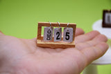 D050 Desktop Table Reusable Calendar Dollhouse Miniature Display For 1/6 Scale Dolls
