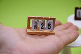 D050 Desktop Table Reusable Calendar Dollhouse Miniature Display For 1/6 Scale Dolls